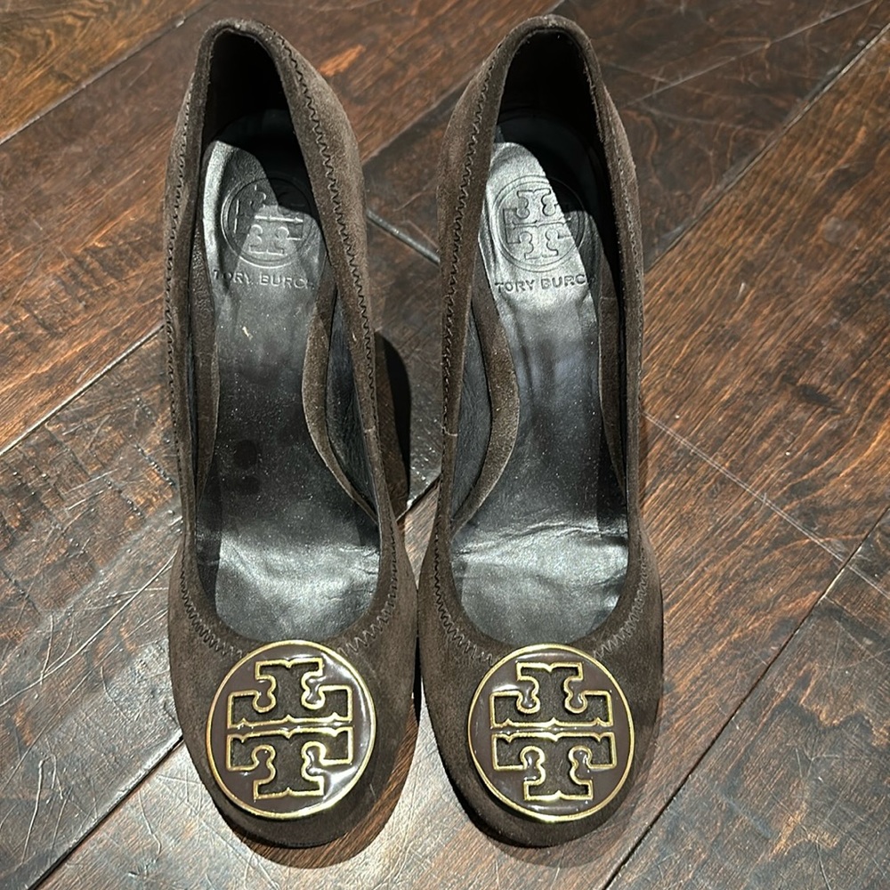 Tory Burch heel in brown. Worn once.